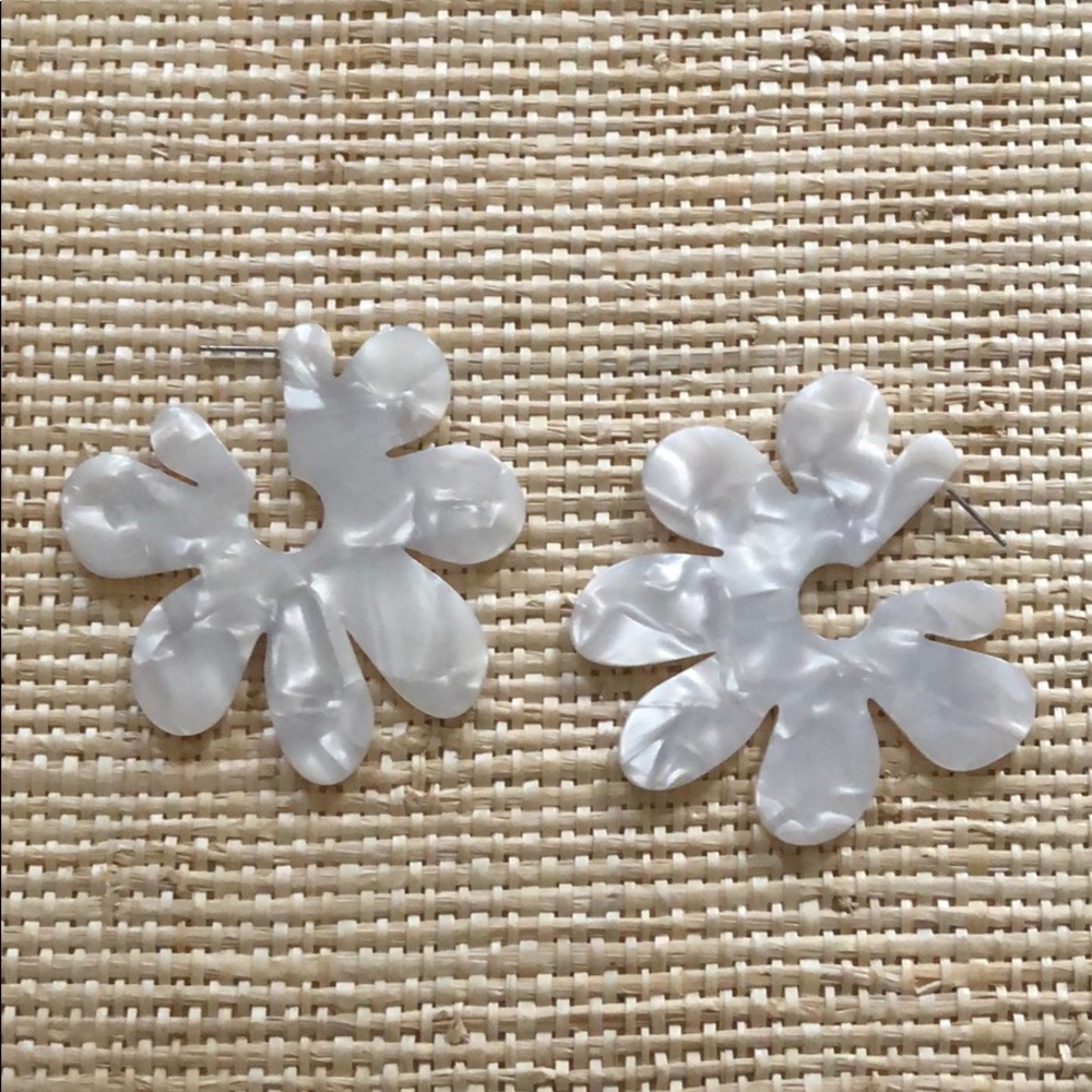 Fun retro looking white floral earring